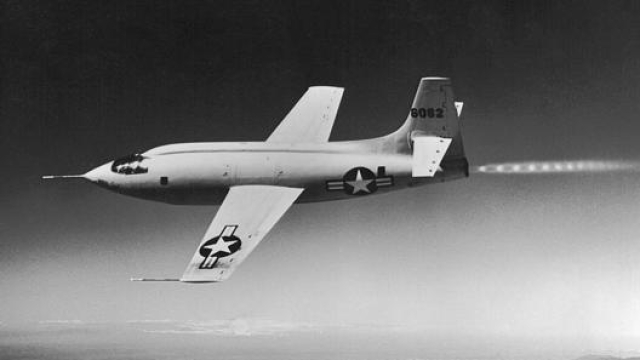 Il Bell X-1 fu il primo aereo ad abbattere il muro del suono: era spinto da un motore a razzo. Wikipedia