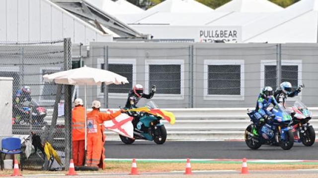 Prima interruzione per pioggia a Misano durante la Moto2. Afp