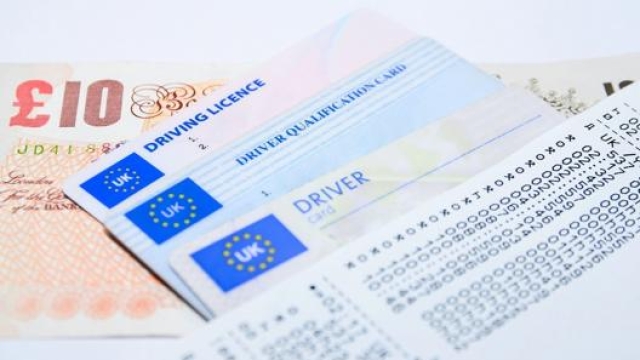 Verificare la validità della patente di guida,in alcuni paesi potrebbe essere necessaria la patente internazionale