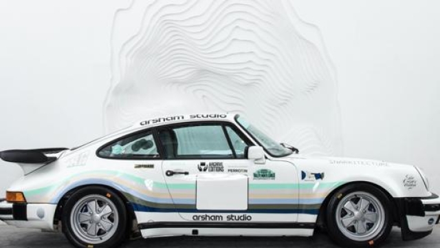 La livrea della Porsche 930A è ispirata a quella della 935 K3 di Dick Barbour a Le Mans 1980.