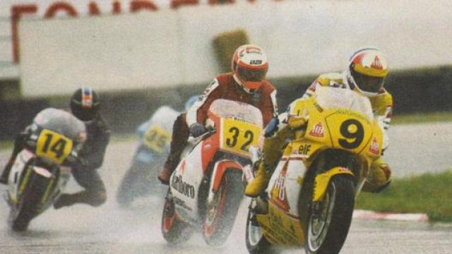 Chili, con la sua Honda numero 9, coglie la prima vittoria nel motomondiale a Misano sotto il diluvio. Era il 1989