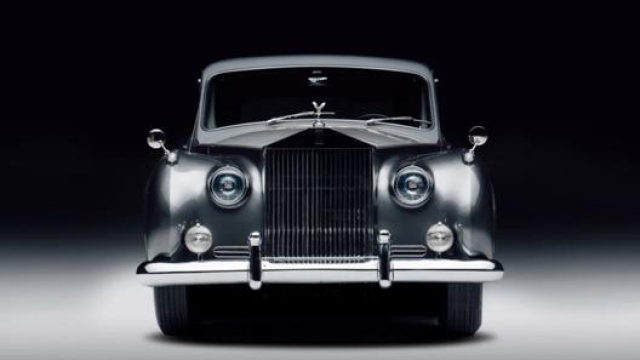 Il frontale della Rolls-Royce Phantom V elettrica