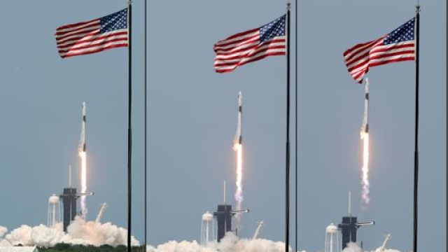 La sequenza della partenza dello SpaceX Falcon 9 con la navicella Crew Dragon. Afp