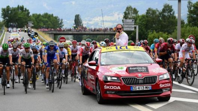 Il direttore generale del Tour de France Christian Prudhomme dà il via a una tappa dall’ammiraglia