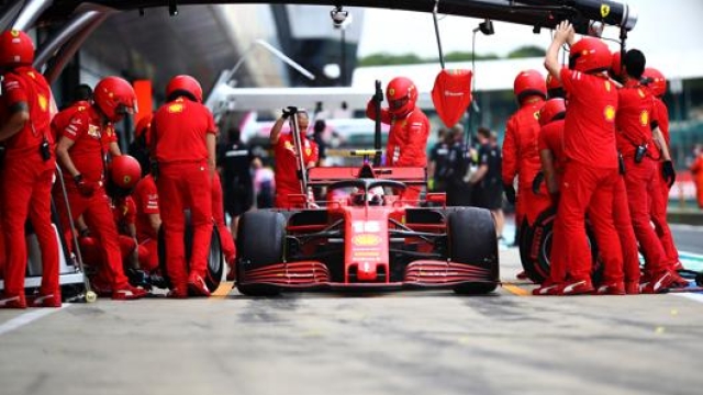 La Ferrrai SF1000 numero 16 di Charles Leclerc durante un pit stop. Getty Images