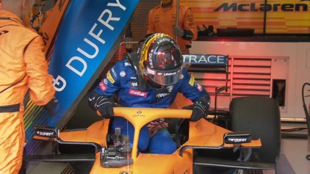 Carlos Sainz esce sconsolato dalla sua McLaren