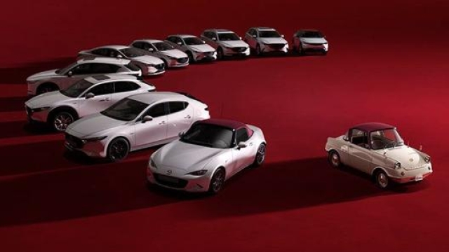 Bianco fuori, rosso dentro. Sono le Mazda della serie speciale 100th Anniversary