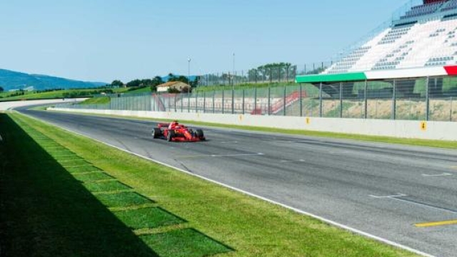 Sebastian Vettel sul rettifilo principale del Mugello al volante della SF1000 del 2020 .
