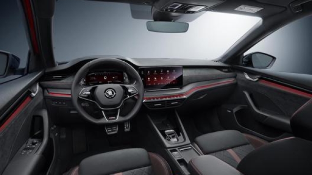 Gli interni di Skoda Octavia RS: volante sportivo, sedili avvolgenti e dettagli nero-rossi