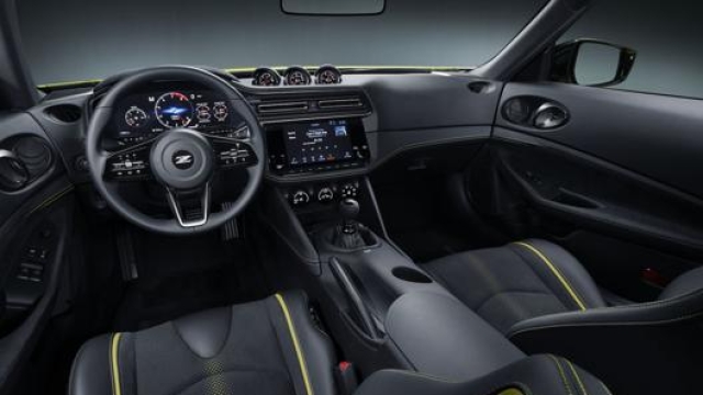 Gli interni di Nissan Z Proto: schermo centrale da 12,3”, selleria sportiva con dettagli in giallo