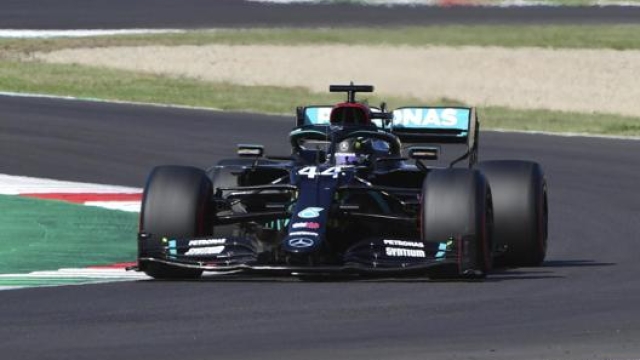 Lewis Hamilton alla guida della Mercedes-AMG F1 al Mugello