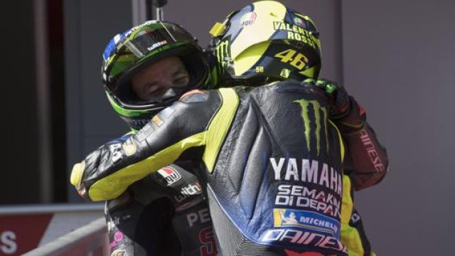 L’abbraccio tra Franco Morbidelli e Valentino Rossi al termine delle Qualifiche di ieri. Getty Images