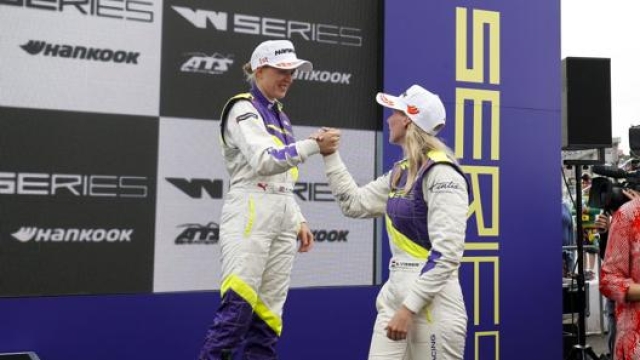 Alice Powell e  Beitske Visser sul podio delle W Series, il campionato femminile quest’anno è stato cancellato