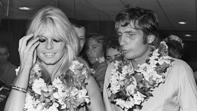 Gunter e Brigitte Bardot, luglio 1966. L’arrivo a Tahiti per la luna di miele. Afp