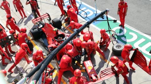 Tecnici Ferrari al lavoro sulla macchina. Ansa