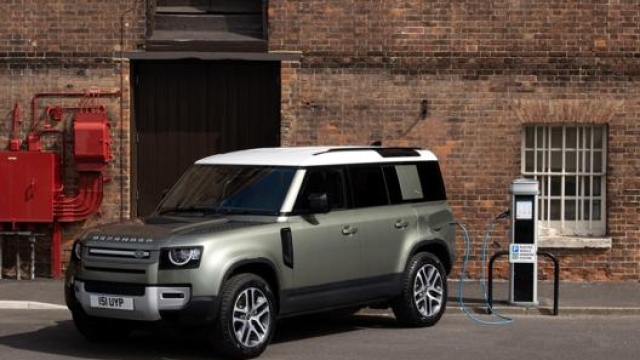 La gamma del nuovo Land Rover Defender sta per essere arricchita con inedite versioni ibride.