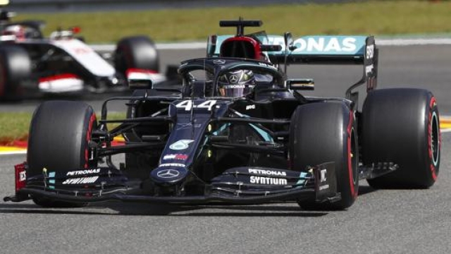 Lewis Hamilton in azione a Spa con la Mercedes. Epa
