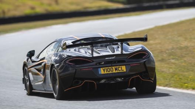 L’aerodinamica della McLaren 620R genera un carico di 185 kg a 250 km/h