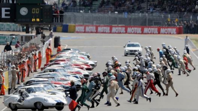 Una partenza alla Le Mans classica in una rievocazione del 2012. Afp