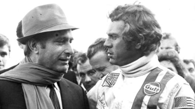 Juan Manuel Fangio si congratula Steve McQuenn sul set di “La 24 Ore di Le Mans”