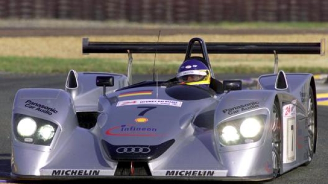 L’Audi di Alboreto durante le prove prima della Le Mans del 2000. Ap