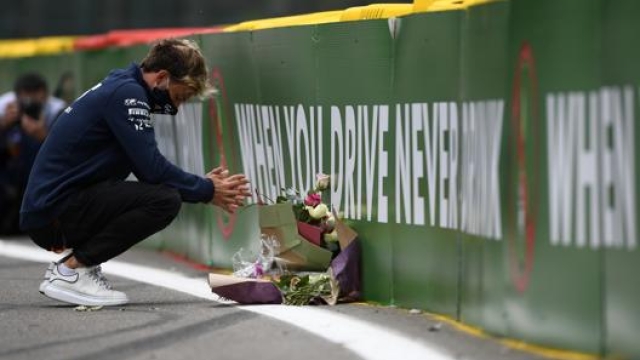 Pierre Gasly depone dei fiori sul luogo dell'incidente fatale ad Anthoine Hubert un anno fa. Getty