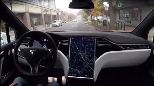 Il sistema Autopilot di Tesla in funzione