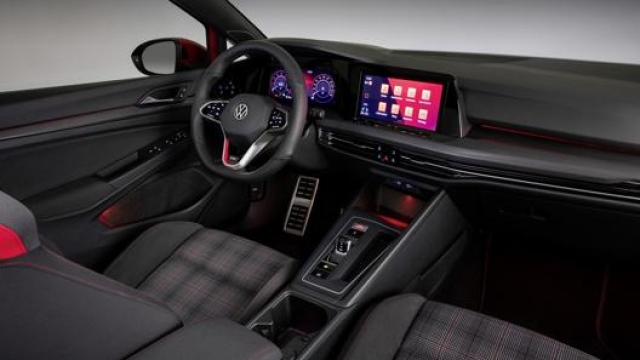 Gli interni sono super tecnologici: Digital Cockpit Pro e schermo touch da 8,25” di serie