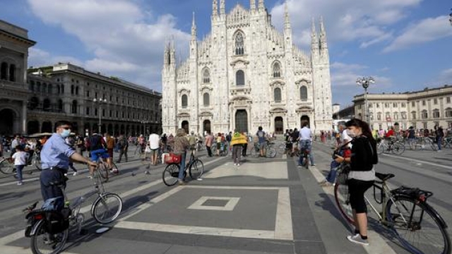 Bici in Piazza del duomo a Milano. Ansa