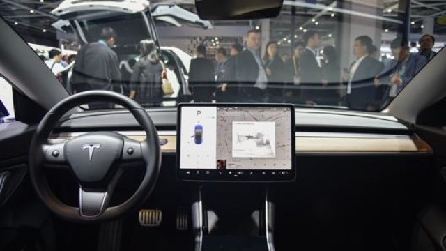 L’interno di una Tesla Model 3. Afp