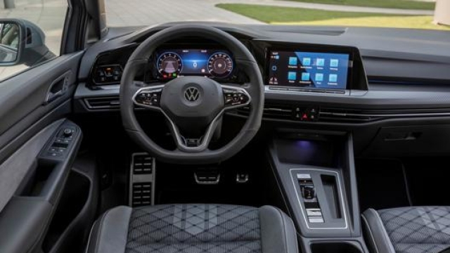 Gli interni della Volkswagen Golf eTSI offrono il massimo del comfort e della tecnologia