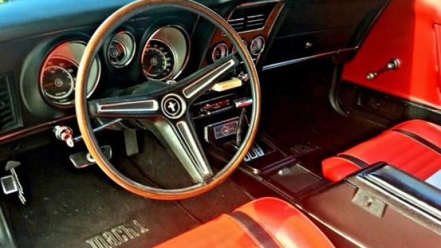 Gli interni in vinile color rosso della Ford Mustang Mach 1 del 1971