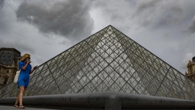 La piramide del Louvre progettata da Ieoh Ming Pei. Afp