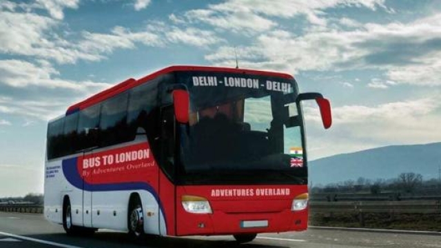 L’autobus che fa la tratta Nuova Delhi-Londra, un viaggetto di appena 70 giorni