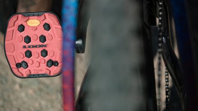 Il modello di pedale da trail è dotato di tasselli ampi per aumentare il grip
