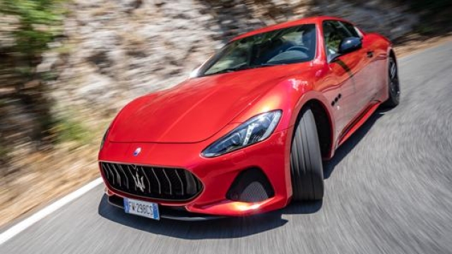 Guidare una Maserati GranTurismo Sport significa anche attirare gli sguardi dei passanti