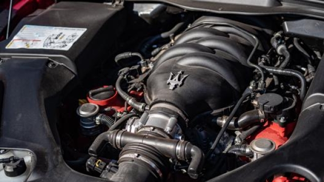 Il motore Ferrari V8 sembra quasi piccolo nel muso allungato dell’auto