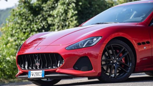 Il tridente dell’auto in prova ha due strisce rosse alla base a ricordare la storia sportiva di Maserati