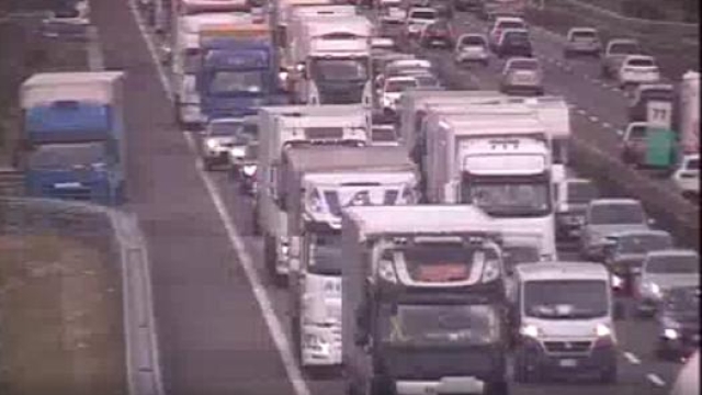 Il traffico incolonnato sulla A1 all’altezza di Fiorenzuola ripreso da una telecamera di Autostrade. Ansa