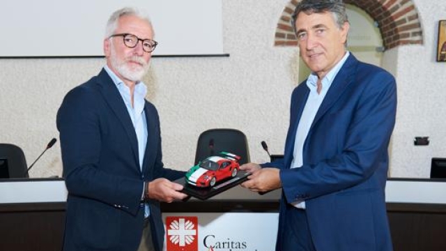 Il Direttore della Caritas Ambrosiana Luciano Gualzetti con il Ceo di Porsche Italia Pietro Innocenti.
