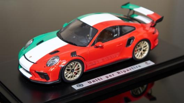 Una Porsche 911 con livrea tricolore, simbolo della campagna “Uniti per Ripartire”