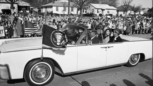Jfk e Jaqueline sulla Lincoln Continental Convertible a Fort Worth il 22 novembre 1963