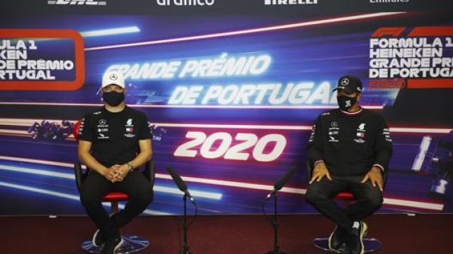 Valtteri Bottas e Lewis Hamilton in conferenza a Portimao. Ap