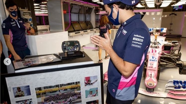 La Racing Point ha regalato a Sergio Perez il volante della RP20 con cui ha vinto in Bahrain (foto @schecoperez)