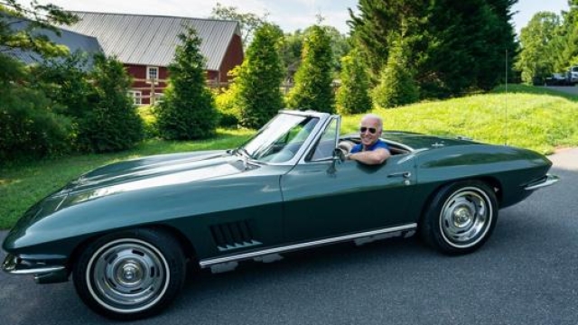 Joe Biden al volante della sua Chevrolet Corvette Stingray