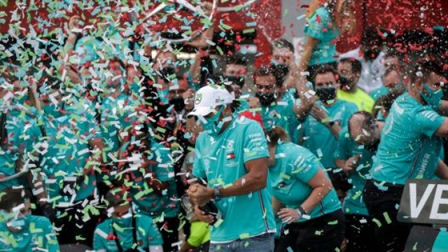La festa della Mercedes al box di Imola per il settimo mondiale costruttori consecutivo: in primo piano Lewis Hamilton, 35 anni aafp