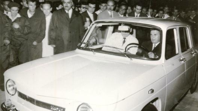 Ceasusescu al volante della prima Dacia, la 1100