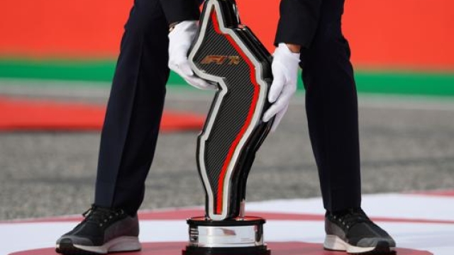 Il trofeo del vincitore del GP che ripropone il tracciato di Imola. Afp
