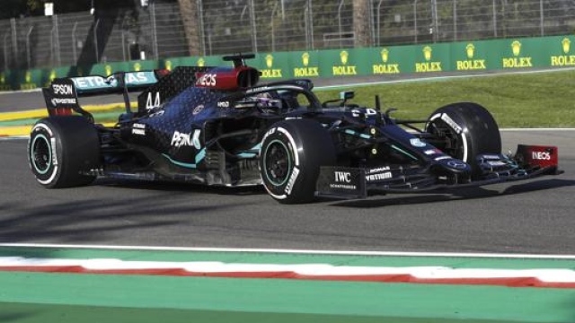 Lewis Hamilton in azione a Imola su Mercedes. Epa