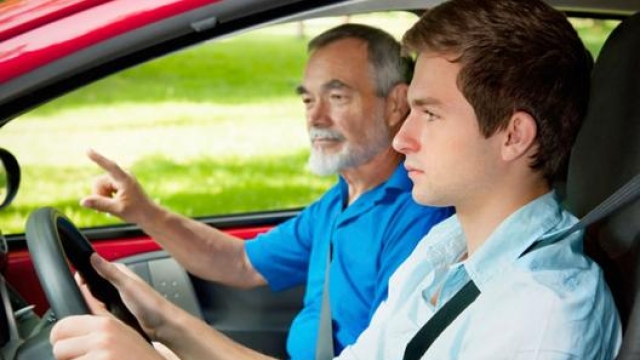 La legge prescrive un minimo di 6 ore di lezioni di guida svolte con un istruttore certificato. Il privatista deve per questo rivolgersi ad un’autoscuola